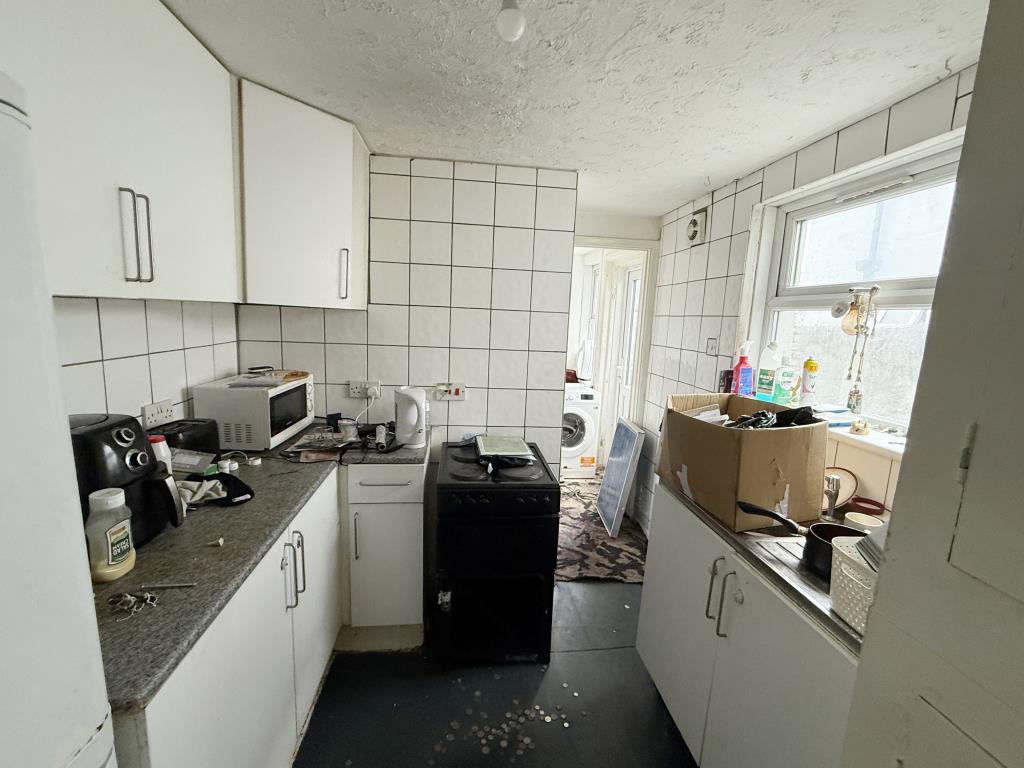 Lot: 132 - TWO FLATS CLOSE TO TOWN CENTRE FOR IMPROVEMENT - Kitchen in Ground Floor Flat